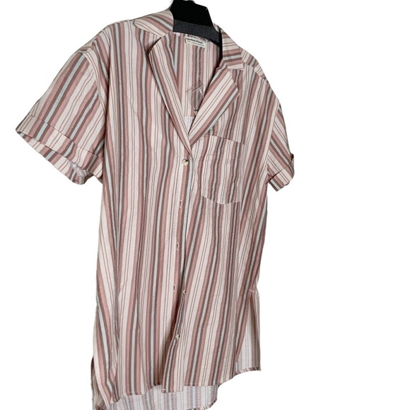 Free People oversized buttoned down shirt. Collared with breast pocket.Size XS-L - Picture 3 of 6